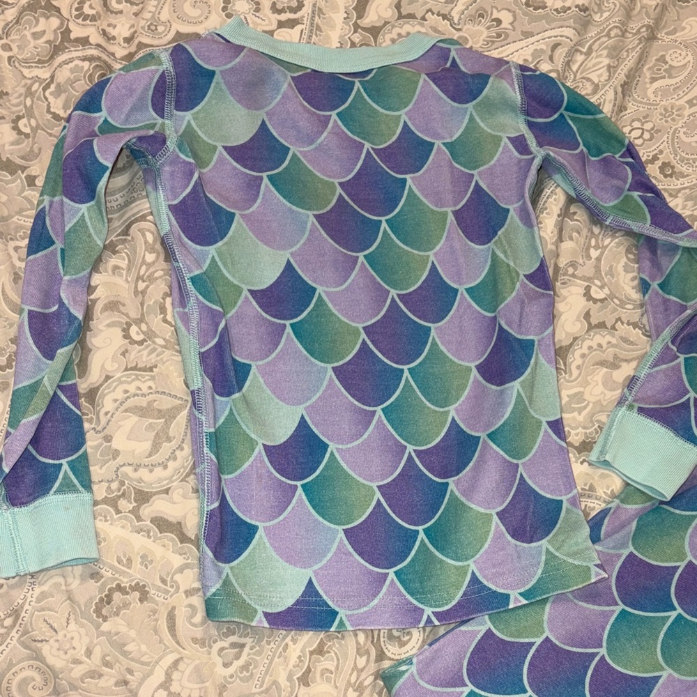 Hanna Andersson Kids Pajama Set - Purple and Blue Scales - Picture 7 of 12